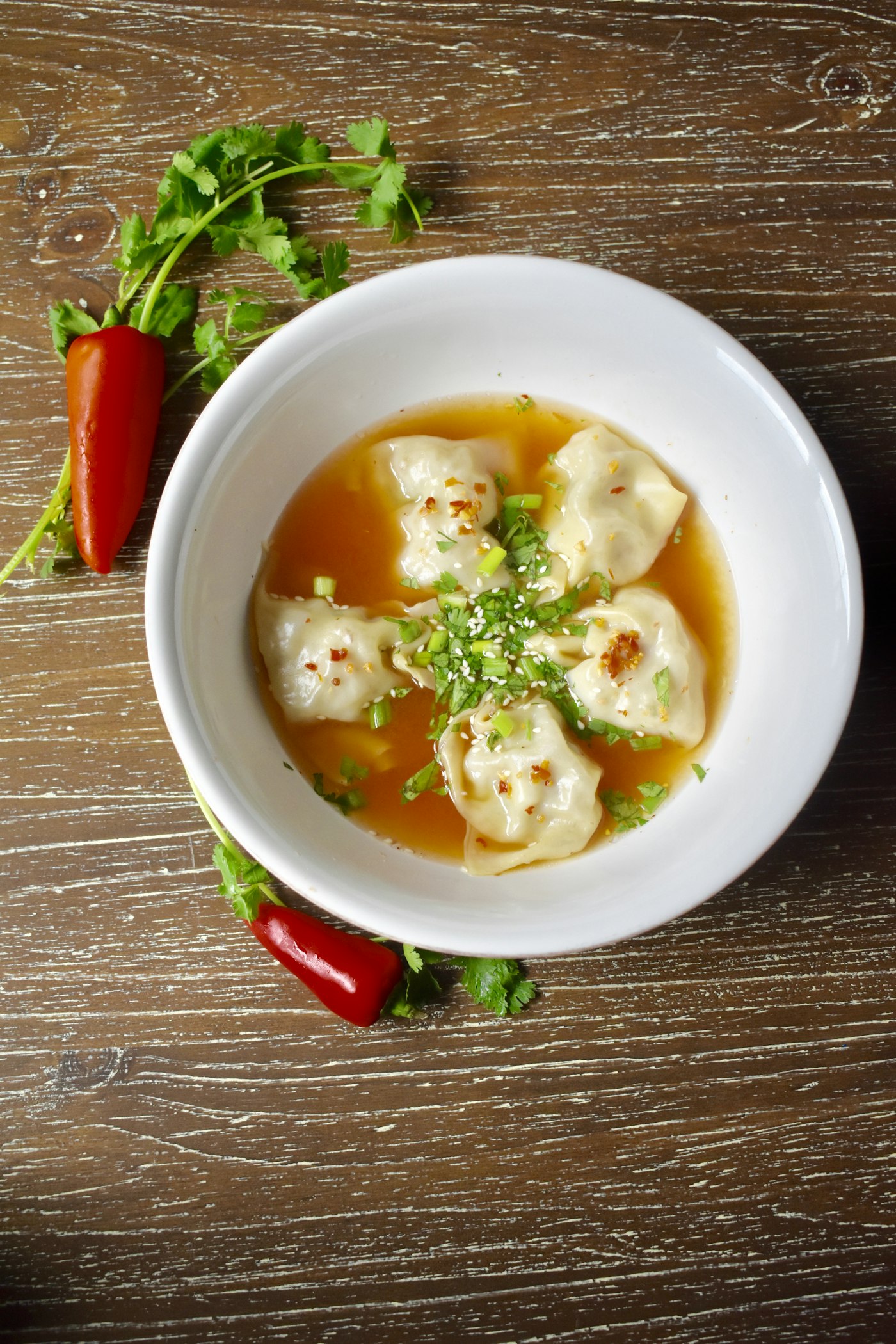 Handgefaltete Wan Tan in Brühe mit Chiliöl